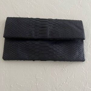 Fille in aguilles Chic Blue  Snakeskin Clutch